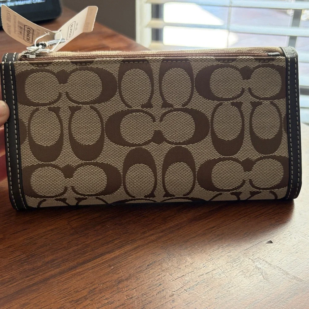 Vintage Coach Hampton Tan and Brown Signature Wallet - Picture 3 of 8